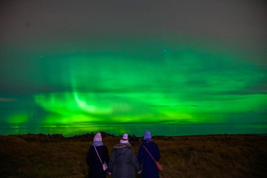 Northern Lights Tour From Reykjavik with Photography - Blankets, hot chocolate, and Icelandic pastries