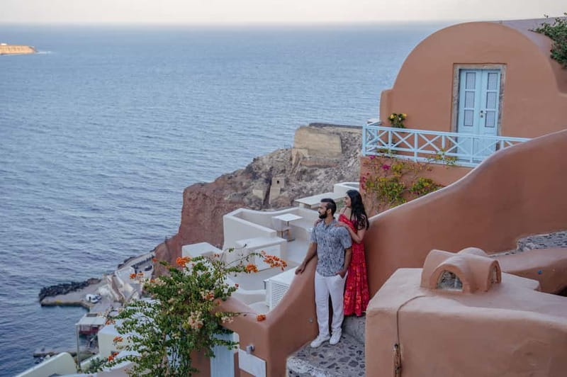 Oia: Couple Photoshoot Seprate Entrance to Blue Dome - What the 30-minute Oia session is like