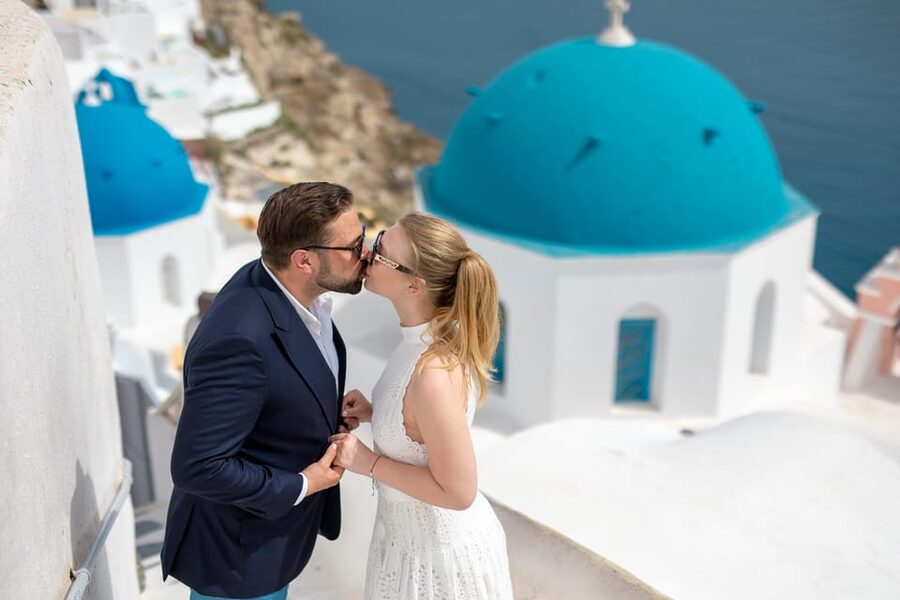 Oia: Couple photoshoot with 30 edited Photos - Why a Short Oia Photoshoot Works So Well