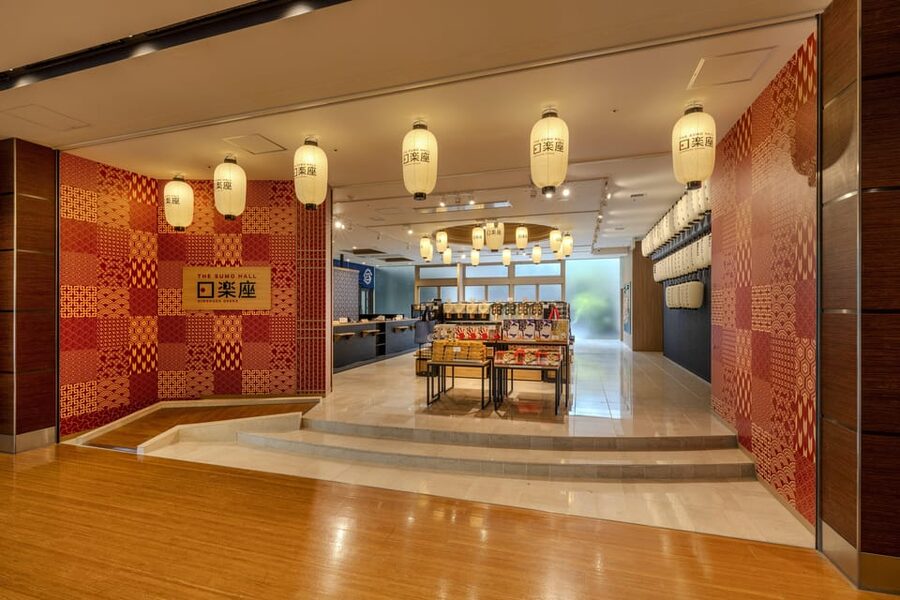 Osaka: Sumo Stage Show with Bento or Snack + Fight & Photo - Practical details that can affect your evening