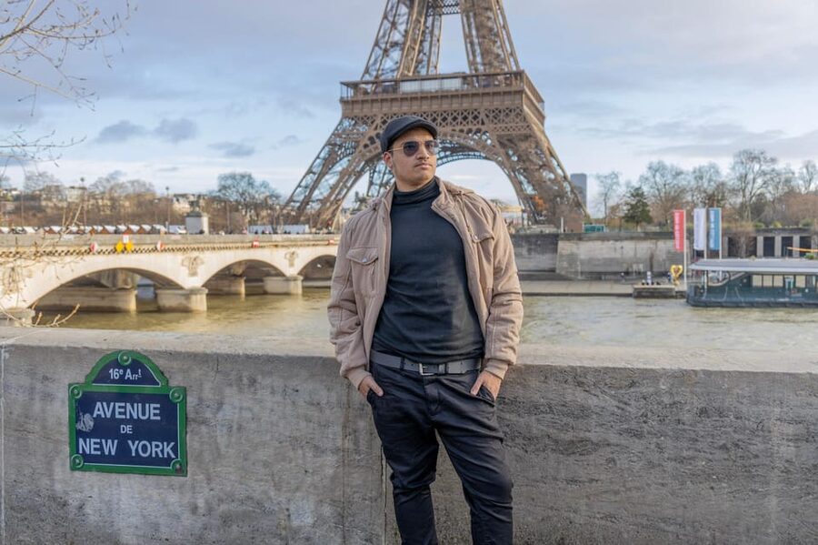 Paris: Eiffel Area Private Photoshoot - Languages and access