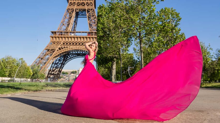 Paris: Eiffel Tower Flying-Dress Photoshoot jonadress - Key points at a glance