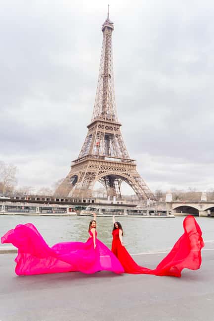 Paris: Eiffel Tower Flying-Dress Photoshoot jonadress - Meeting at Pont d’Iéna
