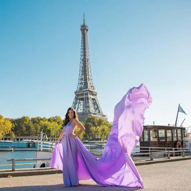 Paris: Eiffel Tower Glamor Photoshoot with Dress Options - The one-hour shoot with a photographer and assistant