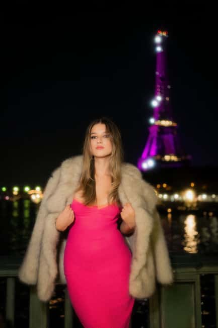 Paris: Eiffel Tower Night Photoshoot with 20 High End Edits - Who should book this experience?