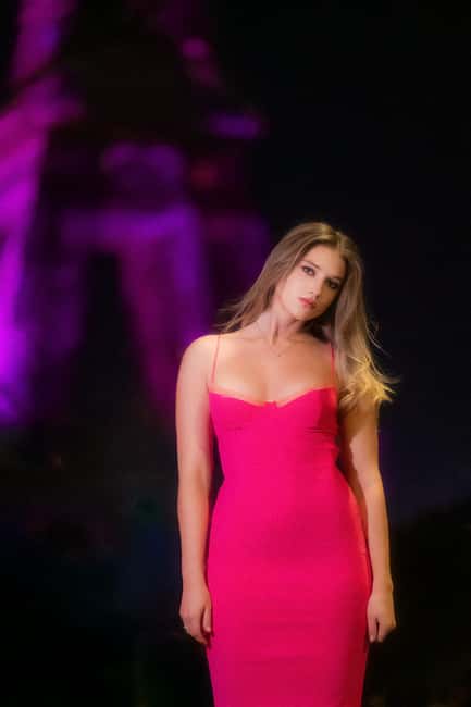 Paris: Eiffel Tower Night Photoshoot with 20 High End Edits - Starting at Pont de Bir-Hakeim