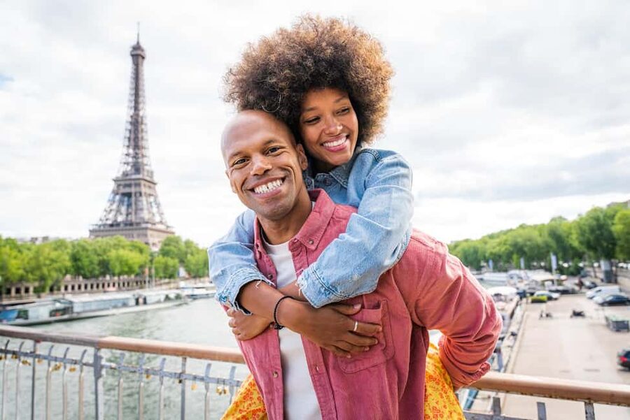 Paris: Eiffel Tower Photoshoot - The 30-minute Eiffel Essentials session