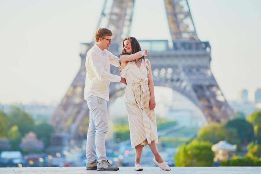 Paris: Eiffel Tower Photoshoot - The 60-minute Paris Premium session