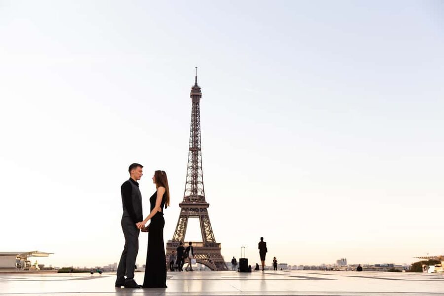 Paris: Eiffel Tower Photoshoot - How the photographers shape the experience