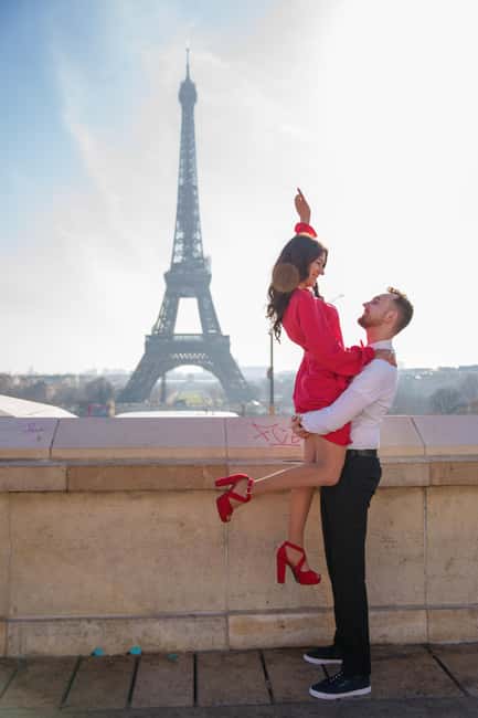 Paris: Eiffel Tower Photoshoot with a Professional - From first pose to final photograph