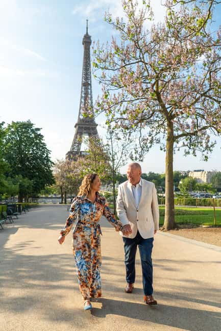 Paris: Eiffel Tower Private Professional Photoshoot - Starting at Place du Trocadéro