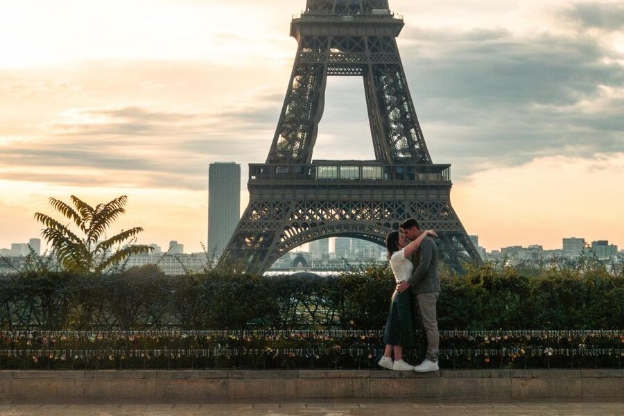 Paris: Eiffel Tower Private Professional Photoshoot - Posing help for people who dislike posing