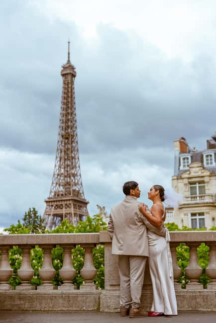Paris: Eiffel Tower Street Photoshoot - The Eiffel Tower viewpoint and 30-minute photo stop