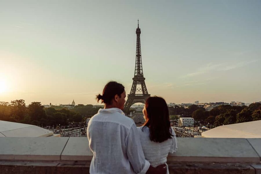Paris: Eiffel Tower Street Photoshoot - Choosing between 15 minutes and two hours