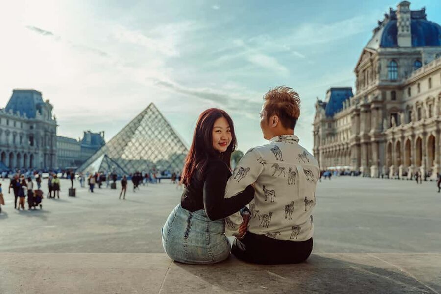 Paris: Eiffel Tower Street Photoshoot - Communication, languages, and access