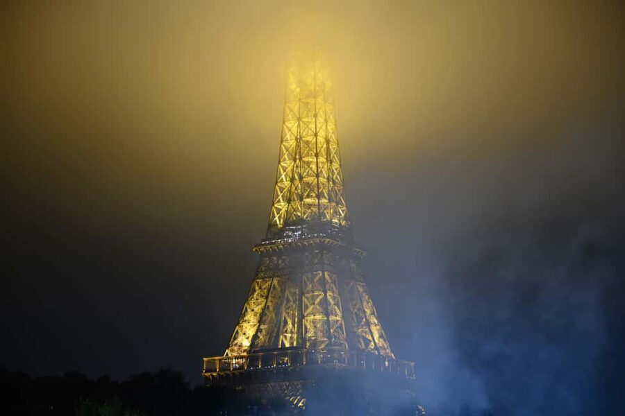 Paris: Experience the magic of Christmas on a walk with a pro photographer - Avenue Montaigne and the golden triangle