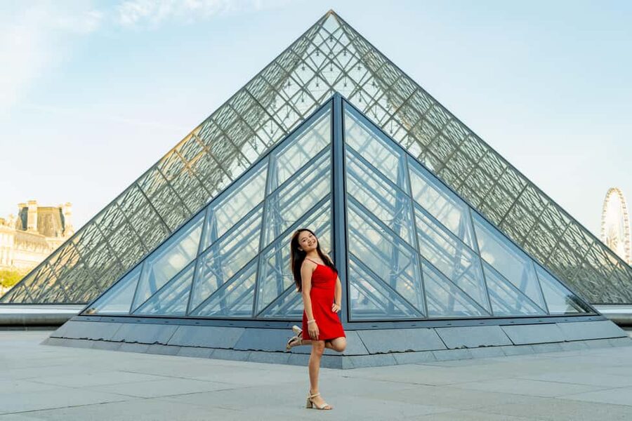Paris: Louvre Photo Shoot - The glass pyramid and the Louvre’s grand setting
