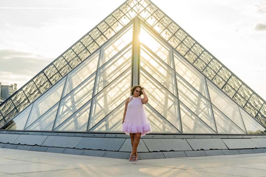 Paris: Louvre Photo Shoot - Languages, access, and flexible booking