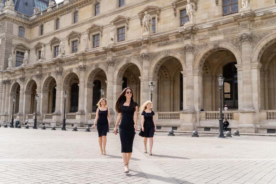 Paris: Louvre photoshoot or Seine bridges Eiffel Tower walk - What happens at the photo stops