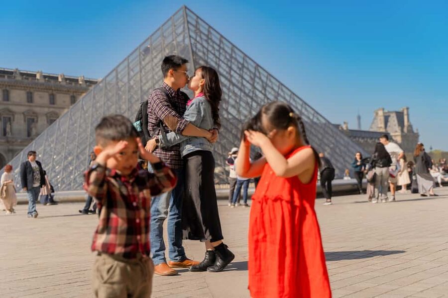 Paris: Louvre photoshoot or Seine bridges Eiffel Tower walk - Value for couples, families, and solo visitors
