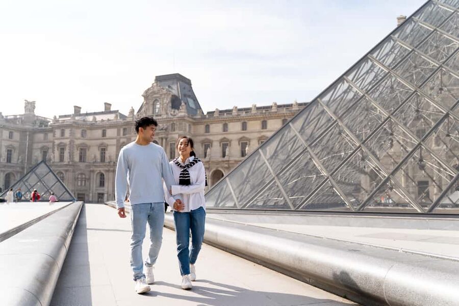 Paris: Louvre photoshoot or Seine bridges Eiffel Tower walk - Who should book this experience