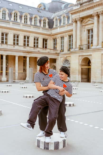 Paris : Louvre Street Photoshoot - Two viewpoints, with a five-minute walk between them