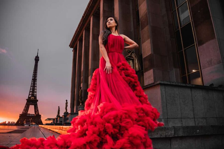 Paris: Luxury Photoshoot near the Eiffel Tower Photos in 24H - Posing help makes the photos feel natural
