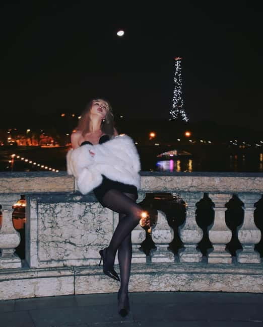 Paris: Old Money Photo Shoot with Outfits and Accessories - Walking through Paris with Kathy