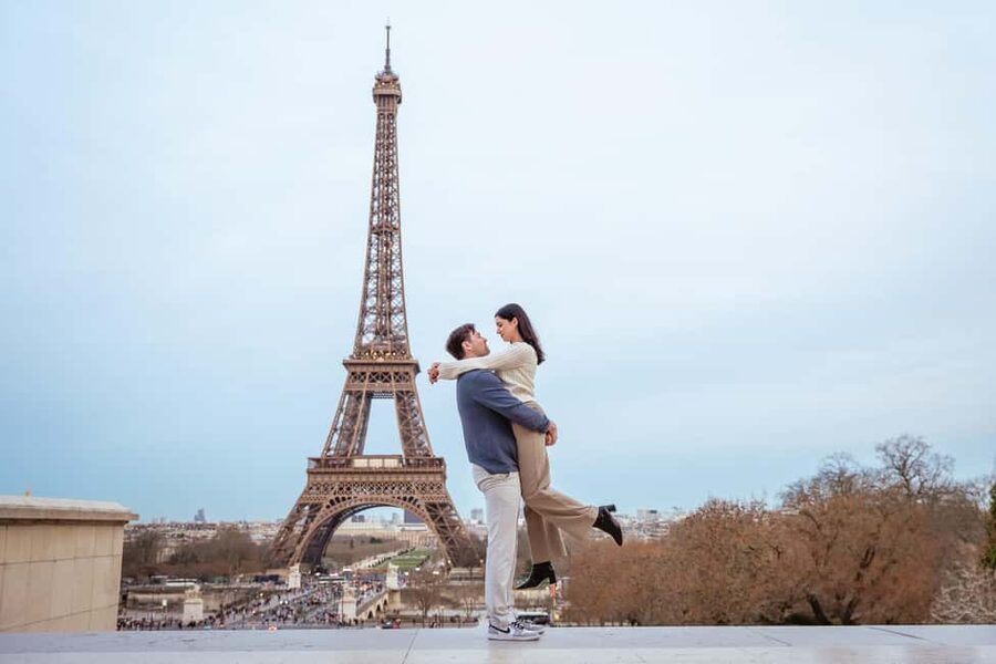 Paris photographer 1 hour near the Eiffel Tower or in Paris - A Paris Photo Shoot That Gets You Past the Awkward First Pose