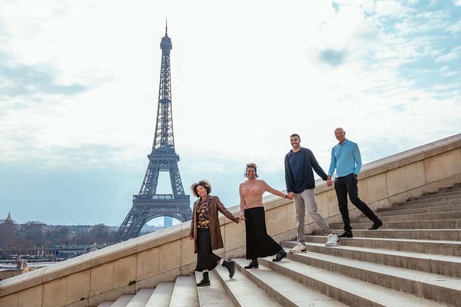 Paris photographer 1 hour near the Eiffel Tower or in Paris - Alberto and Isabelle Bring Different Skills