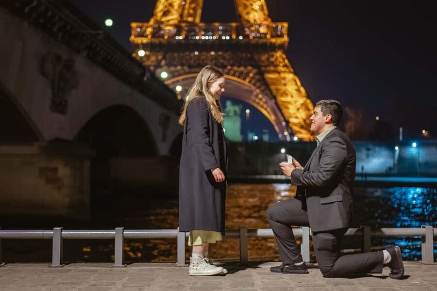 Paris photographer 1 hour near the Eiffel Tower or in Paris - Special Occasions Need Advance Planning