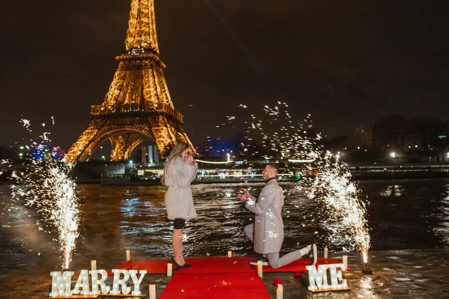 Paris photographer 1 hour near the Eiffel Tower or in Paris - Who Will Enjoy This Most?