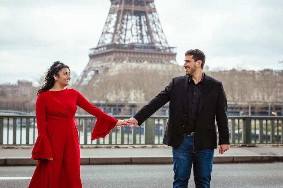 Paris photographer 1 hour near the Eiffel Tower or in Paris - Timing, Weather, and Booking Details