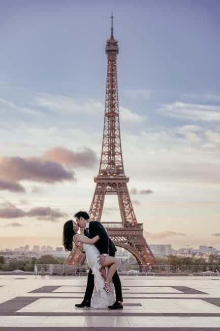 Paris: Premium Professional Photo Shoot - Eiffel Tower Sessions: Classic, Crowded, and Worth Planning