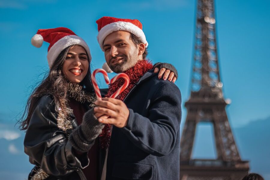 Paris: Private Christmas Photoshoot with Props - What you receive after the 30-minute session