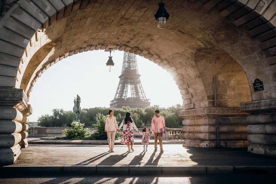 Paris: Private Eiffel Tower Photoshoot for Couples & Family - Twenty edited images and what you actually receive