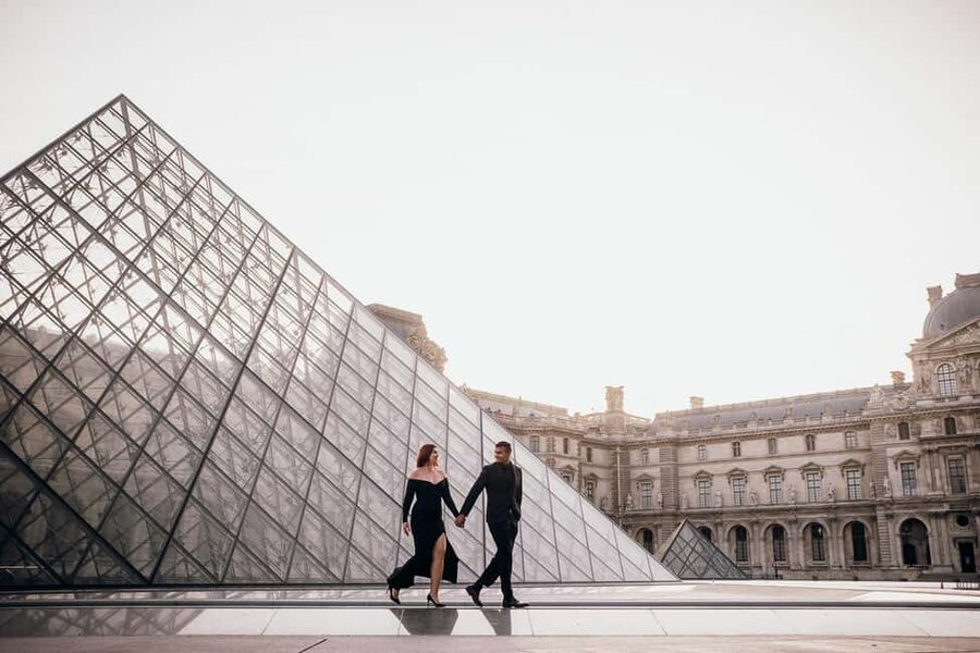 Paris: Private Eiffel Tower Photoshoot for Couples & Family - Timing, group size, and practical value