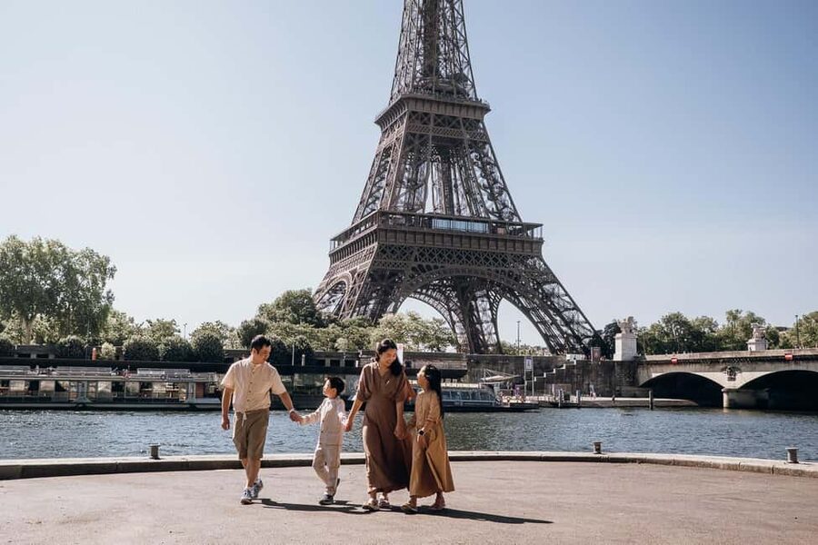 Paris: Private Eiffel Tower Photoshoot for Couples & Family - Choosing the best time of day