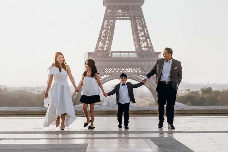 Paris: Private Eiffel Tower Photoshoot for Couples & Family - Starting at Trocadéro and Palais Chaillot