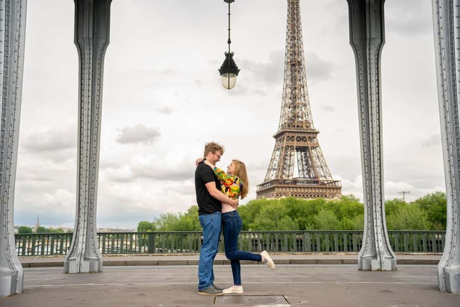 Paris: Private Photoshoot at the Eiffel Tower - Who should book this experience