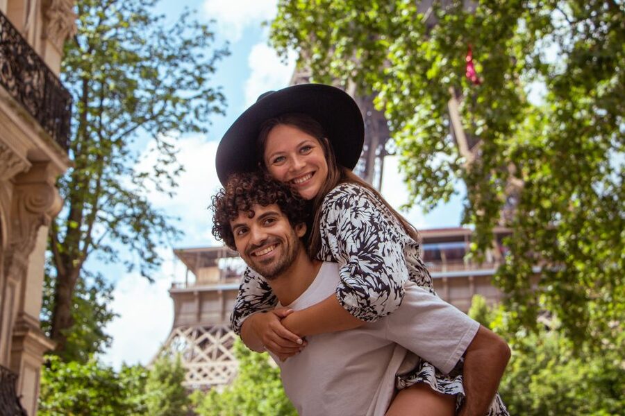 Paris: Private Photoshoot at the Eiffel Tower - How the posing guidance helps