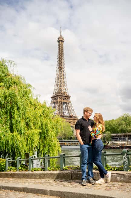 Paris: Private Photoshoot at the Eiffel Tower - Photos for couples, families, and solo visitors