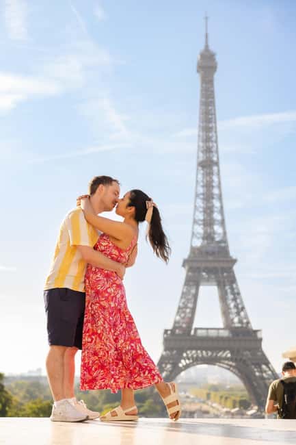 Paris: Private Photoshoot at the Eiffel Tower - Price and value at $41 per group