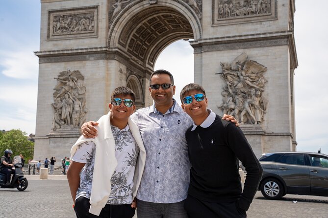 Paris: Professional Photoshoot at the Arc de Triomphe - A polished souvenir at the Arc de Triomphe