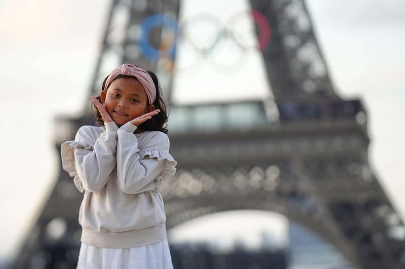 Paris: Professional Photoshoot by the Eiffel Tower - The secret stop adds variety in only 15 minutes