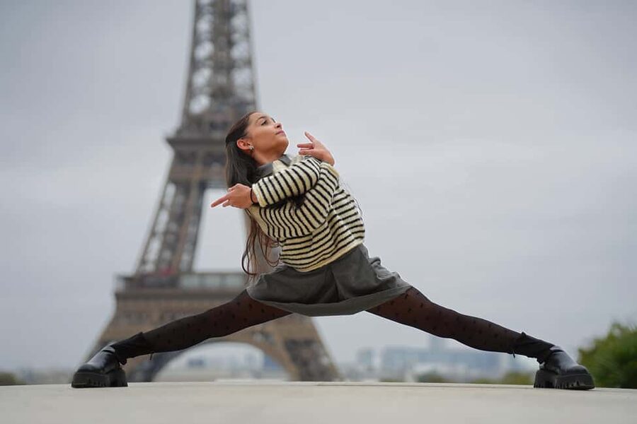 Paris: Professional Photoshoot by the Eiffel Tower - Real-time viewing and the value of unlimited shots