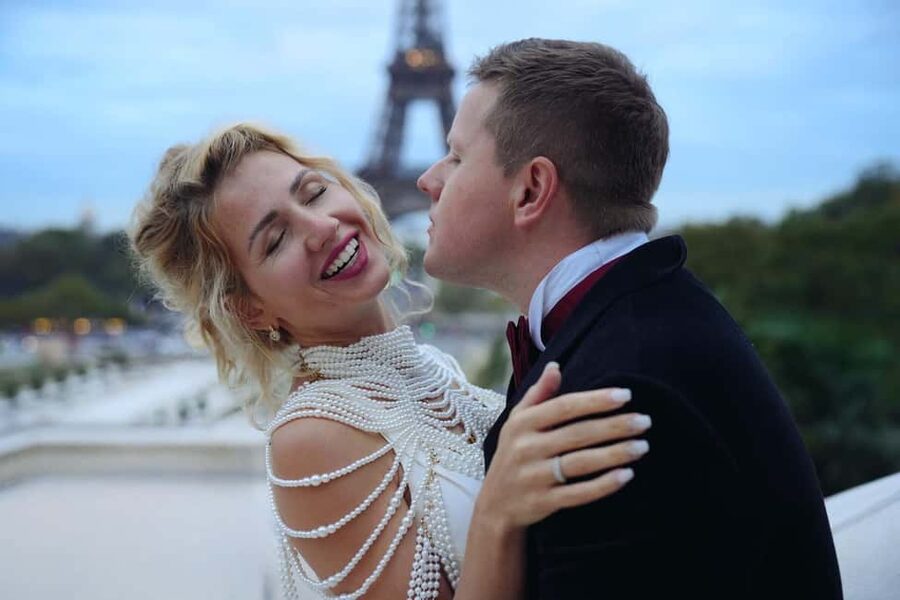 Paris: Professional Photoshoot by the Eiffel Tower - Price, group size, and what the package really covers