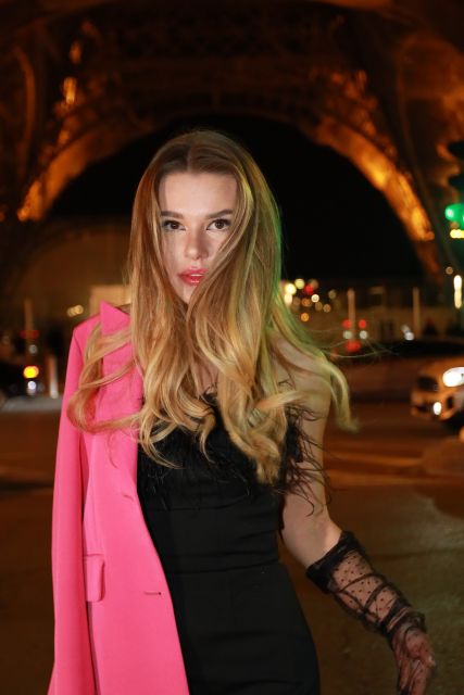 Paris: Professional Photoshoot with 300+ Photos + 1 present - A Paris photo session built around your choice