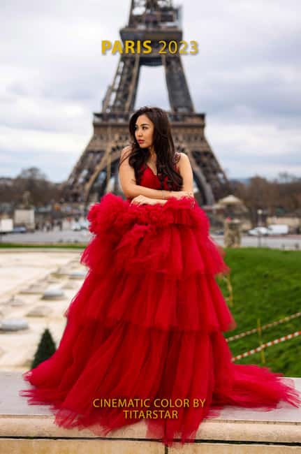 Paris: Professional Photoshoot with 300+ Photos + 1 present - What the photographer’s style may mean for you