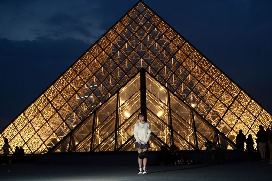 Paris: Professional Photoshoot with 300+ Photos + 1 present - Comparing this with fixed Eiffel Tower shoots